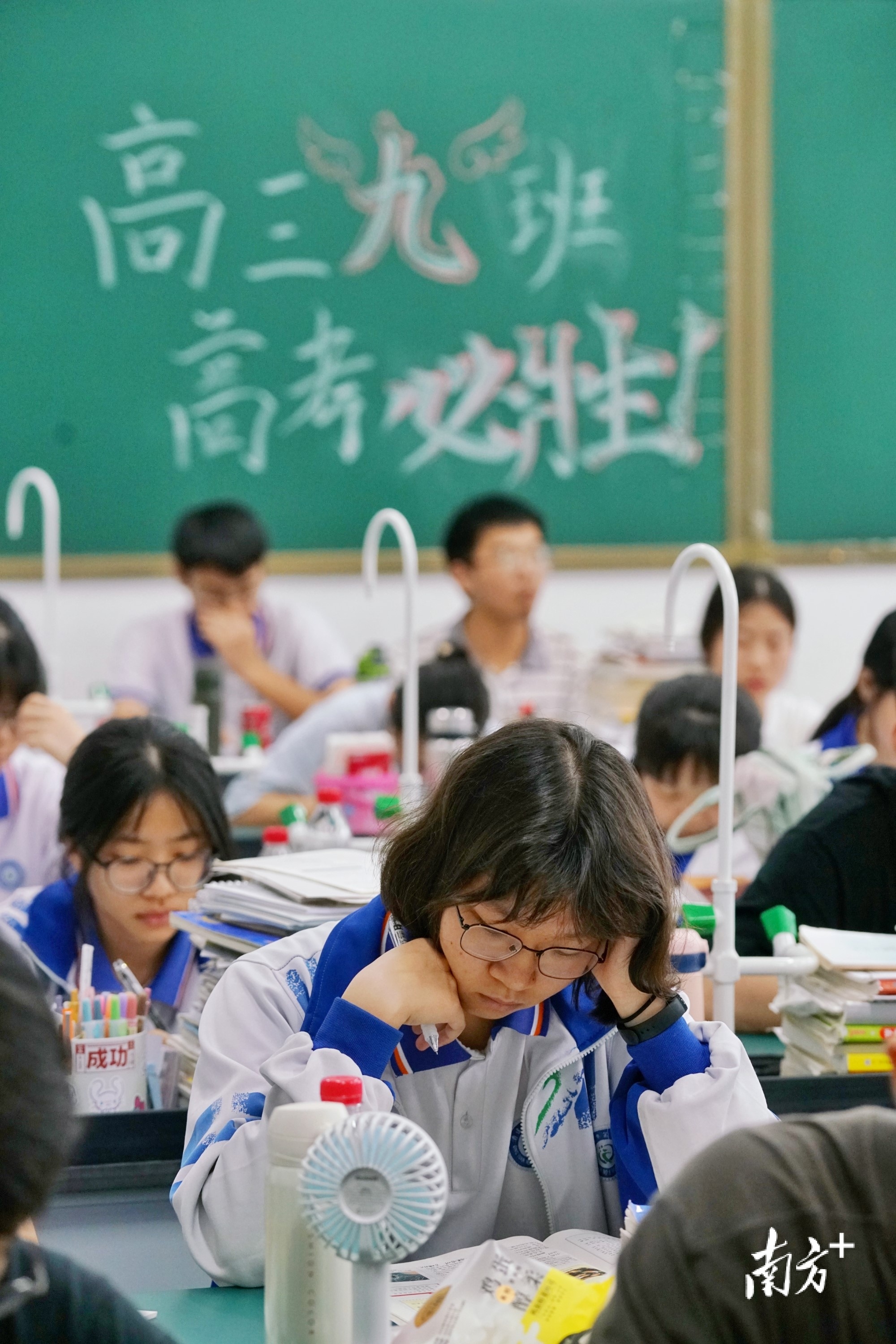 世俱杯冠军-冲刺谁能抢得第一，环境带着紧张气氛的简单介绍