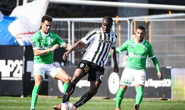 PSG主场大胜圣埃蒂安，稳居榜首