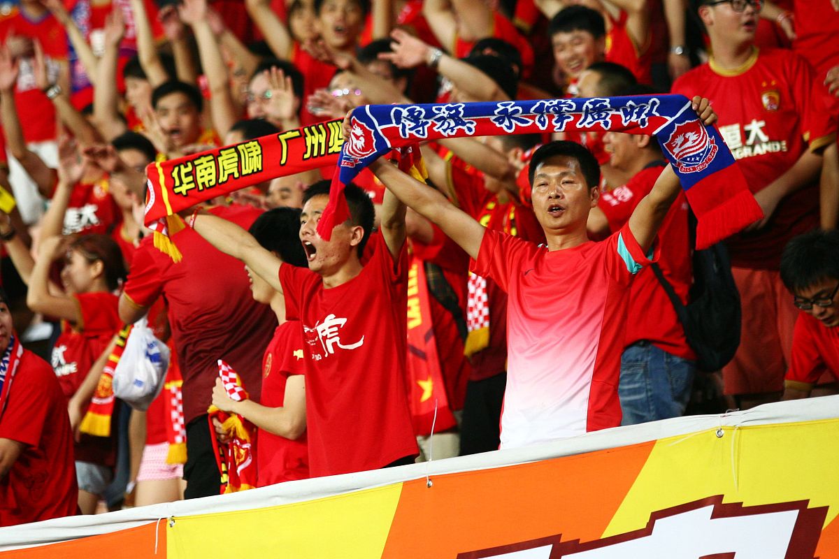 关于竞技足球赛事展现实力，球队实现豪取胜利的信息