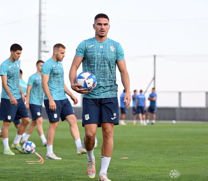 世俱杯-诺维奇前锋突破射门得手，帮球队豪取三分的简单介绍