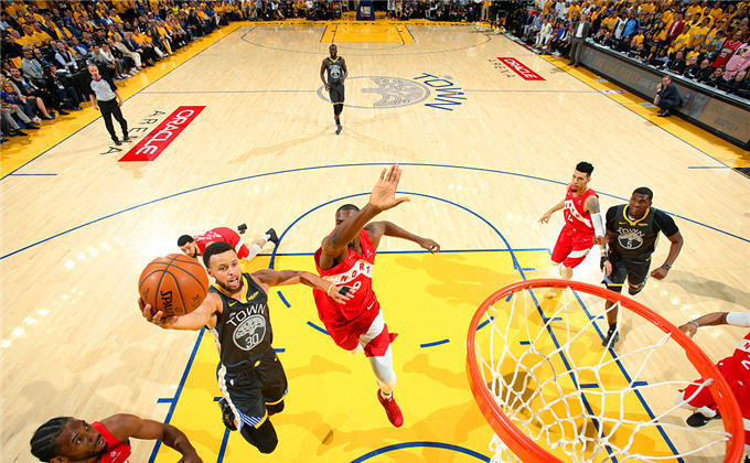 世俱杯参赛资格-猛龙队换帅后首战失利，球员需要适应新战术