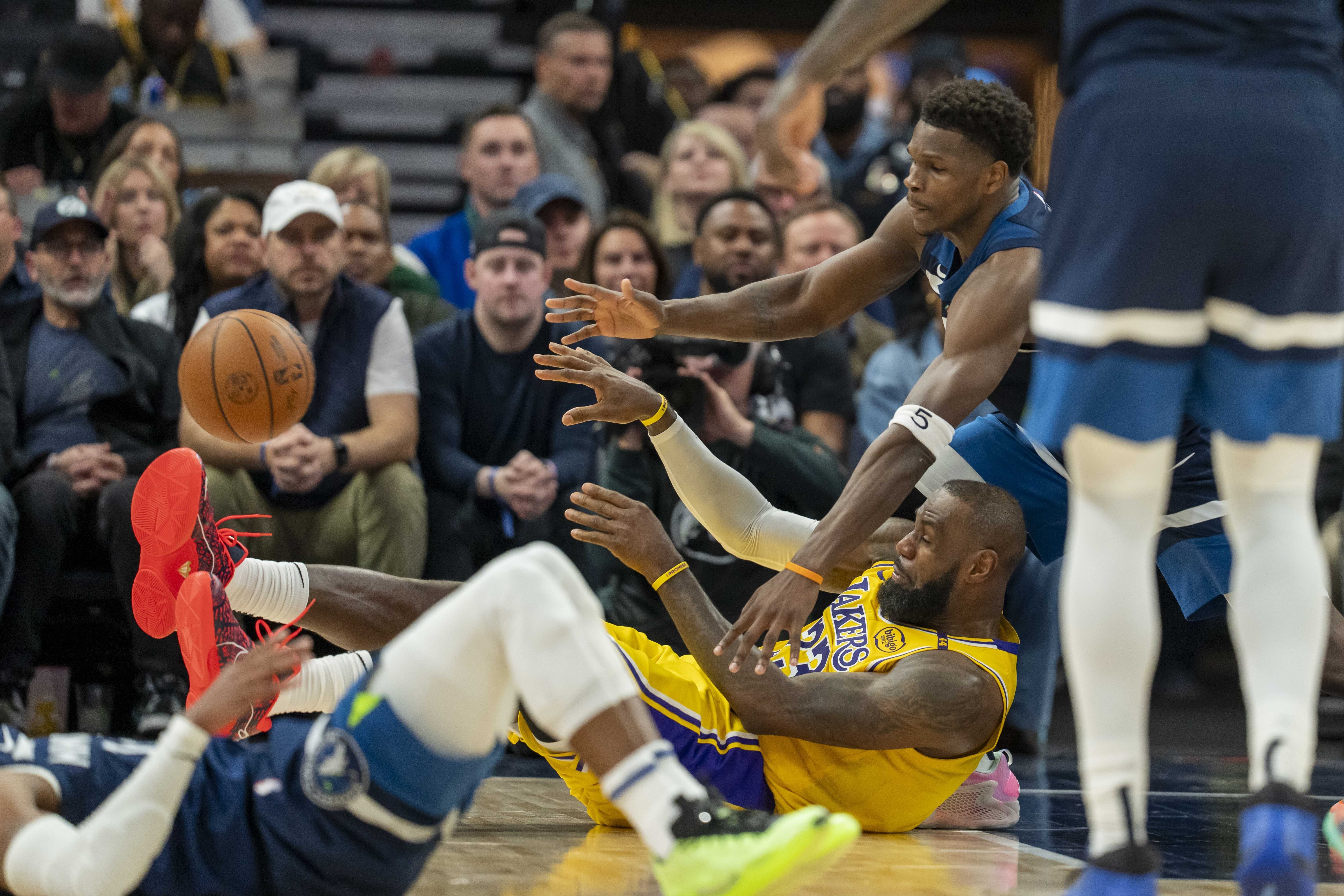 世俱杯改制-步行者队主场告捷，击败黄蜂队