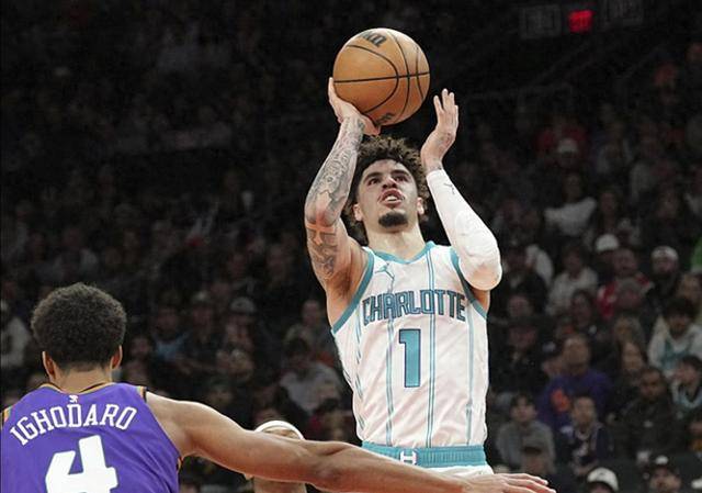 太阳在主场击败黄蜂,取得赛季第一胜 太阳在主场击败黄蜂,取得赛季第一胜